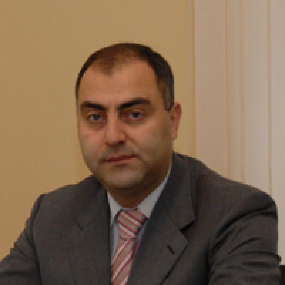 Руководитель алтайских "жириновцев" в АКЗС Армен Шагинян о переходе к
назначаемости мэра в Барнауле: "Данная инициатива кажется сегодня мне
несвоевременной и неконструктивной".