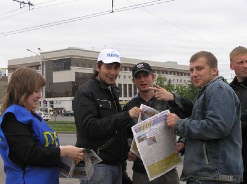 Барнаульские "жириновцы" протестовали против роста цен на
бензин. Фоторепортаж.