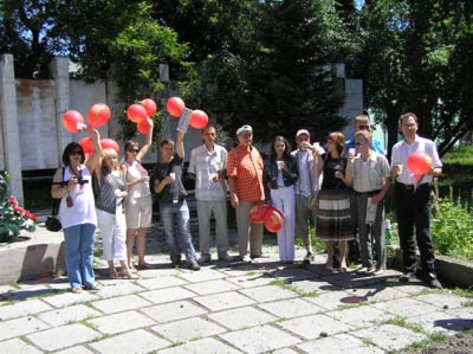 В Барнауле на площади Свободы прошла акция в поддержку самого
известного российского политзаключенного. Фоторепортаж.