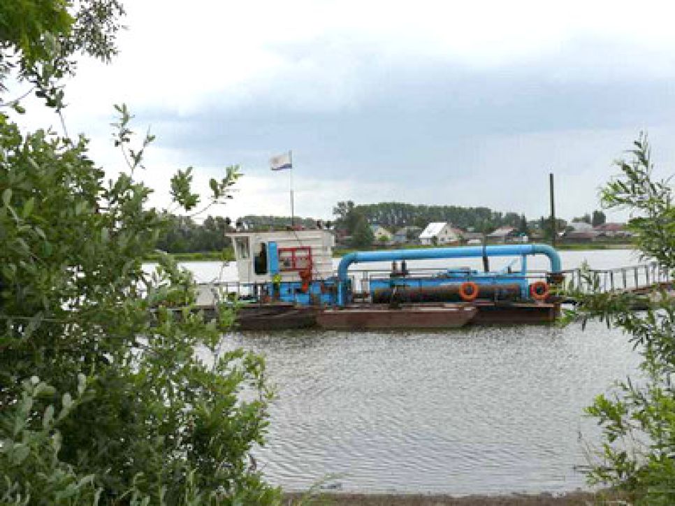 На пригородном озере в Барнауле проводится расчистка дна -
для того, чтобы понизить уровень грунтовых вод, затопляющих
поселок Лебяжье.