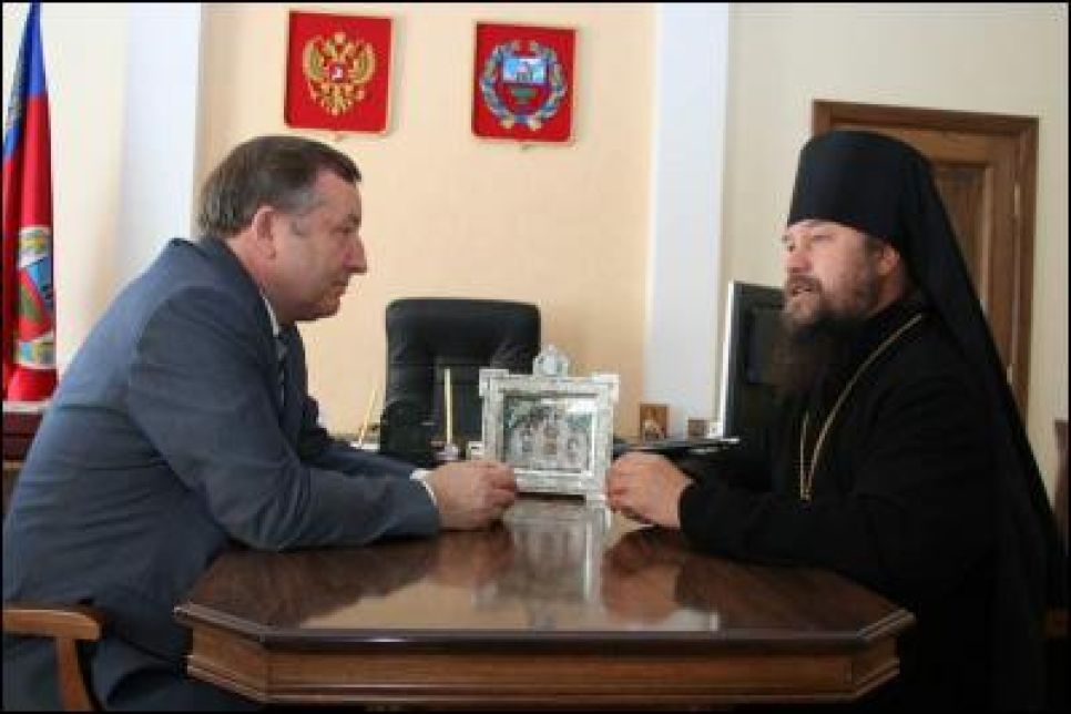 Епископ Максим преподнес губернатору Алтайского края
Александру Карлину памятное изображение, привезенное из Вифлеема.