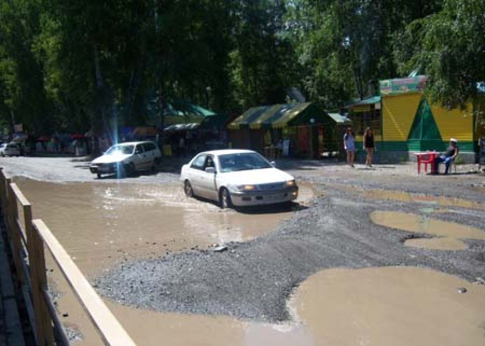 Депутат Заксобрания Алтайского края Игорь Вольфсон отправил
письмо губернатору: проблемы туристического освоения зоны озера
Ая могут усилиться из-за реализации проекта "Бирюзовая Катунь".