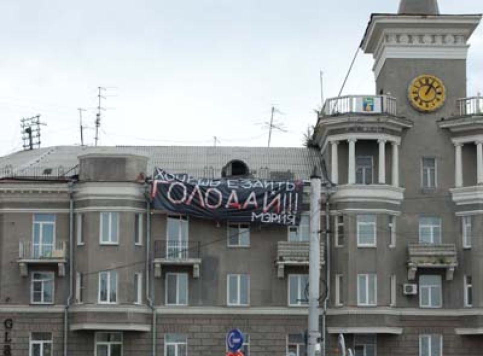 "Хочешь ездить - голодай!": в Барнауле прошла акция протеста
против роста цен на проезд.