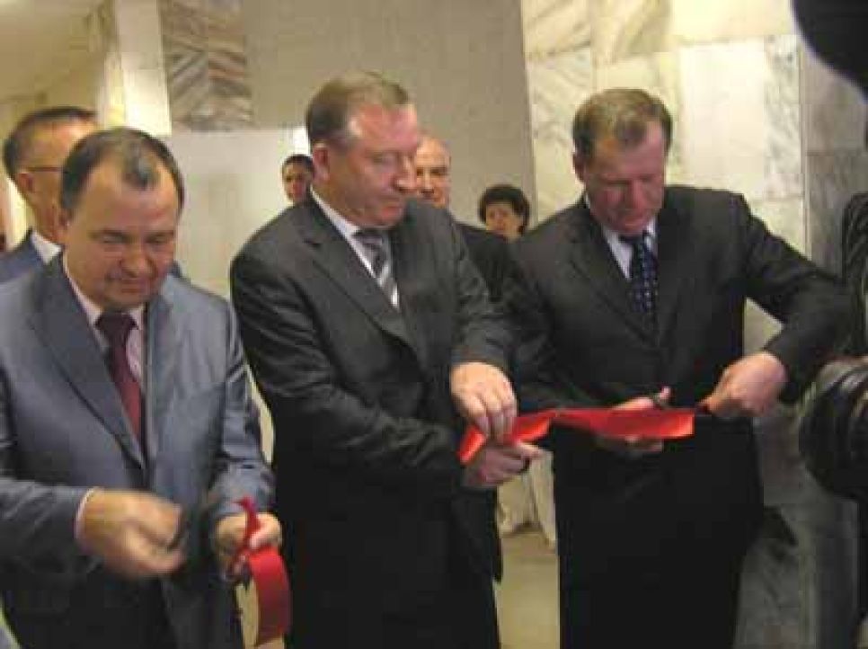 В Барнауле открылась общественная приемная Владимира Путина.
"Единороссы" обещают "вылечить" всех, кто обратится сюда за
помощью.
