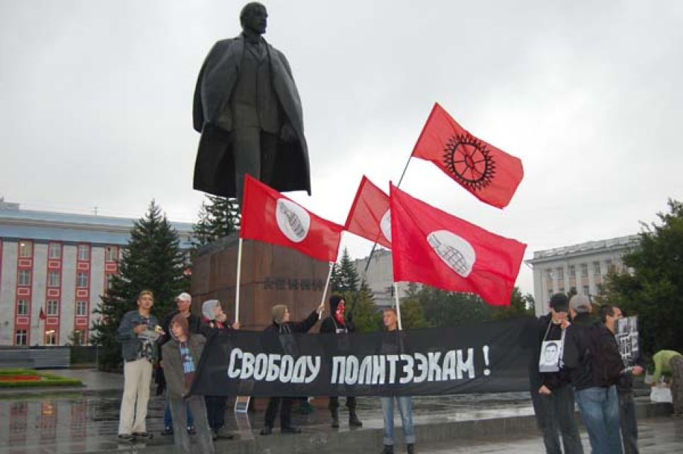 На главной площади Барнаула прошел пикет в защиту российских
политзаключенных. Фоторепортаж.