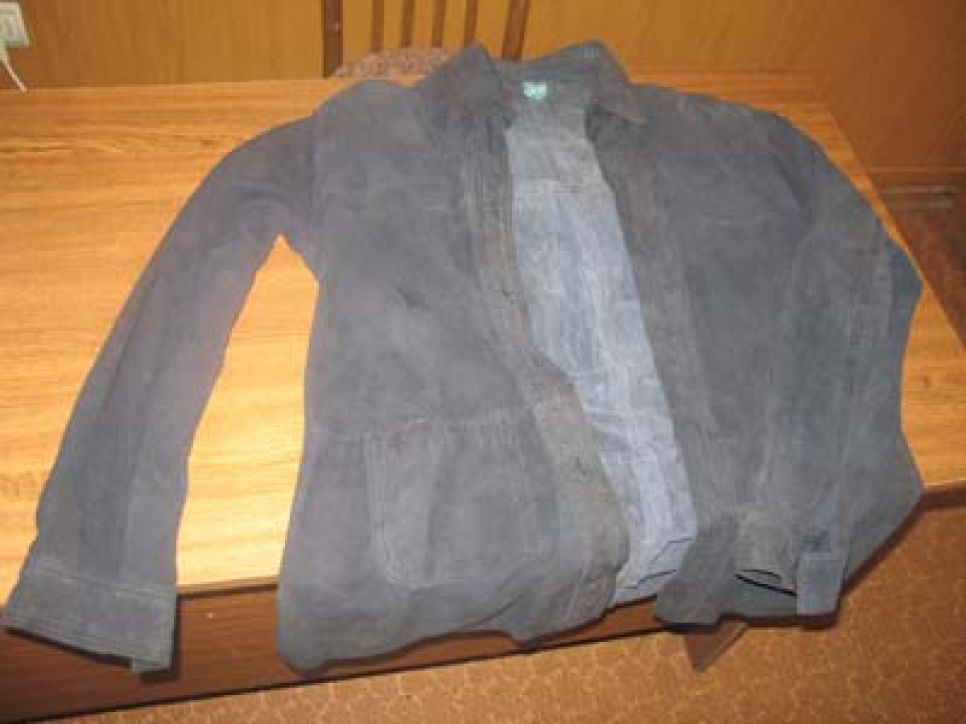 Житель Барнаула четыре года отказывается забирать сданную в
химчистку рубашку и требует возмещения морального ущерба за то,
что в химчистке эту рубашку сделали "женской".