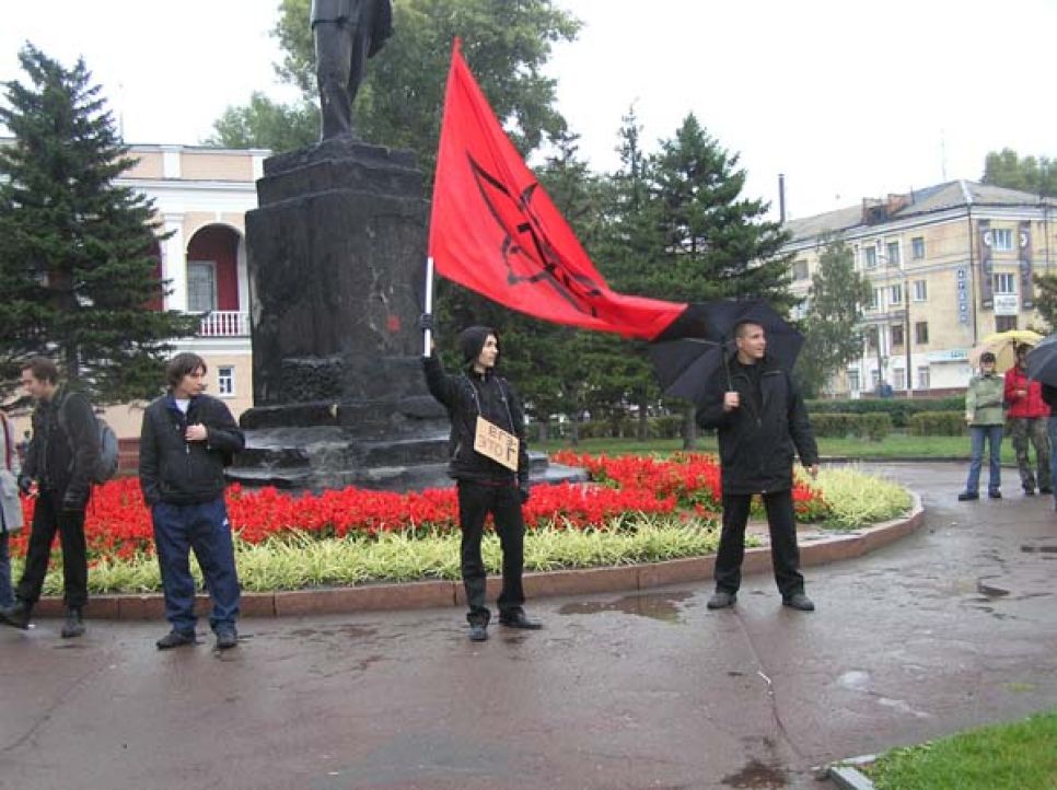 Барнаульская милиция не стала разгонять "левофронтовцев", решивших выразить протест против ЕГЭ несмотря на запрет мэрии, 
Фоторепортаж.