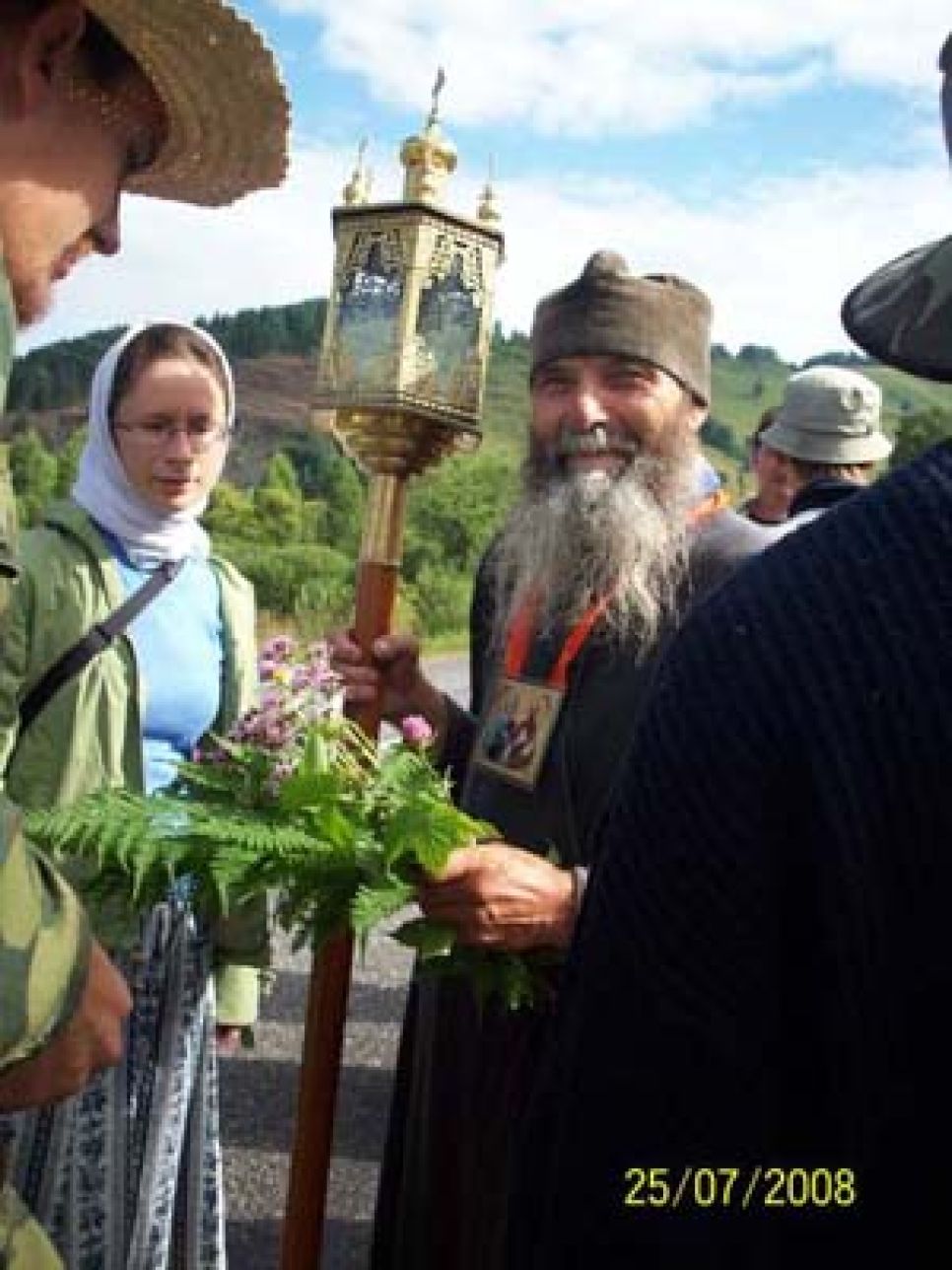Участники крестного хода "Тропой алтайских миссионеров":
"Крестный ход - духовная битва в современной войне за Россию, а
водители, которым мы мешали ехать, непечатно ругались, мол,
"ходят тут всякие".