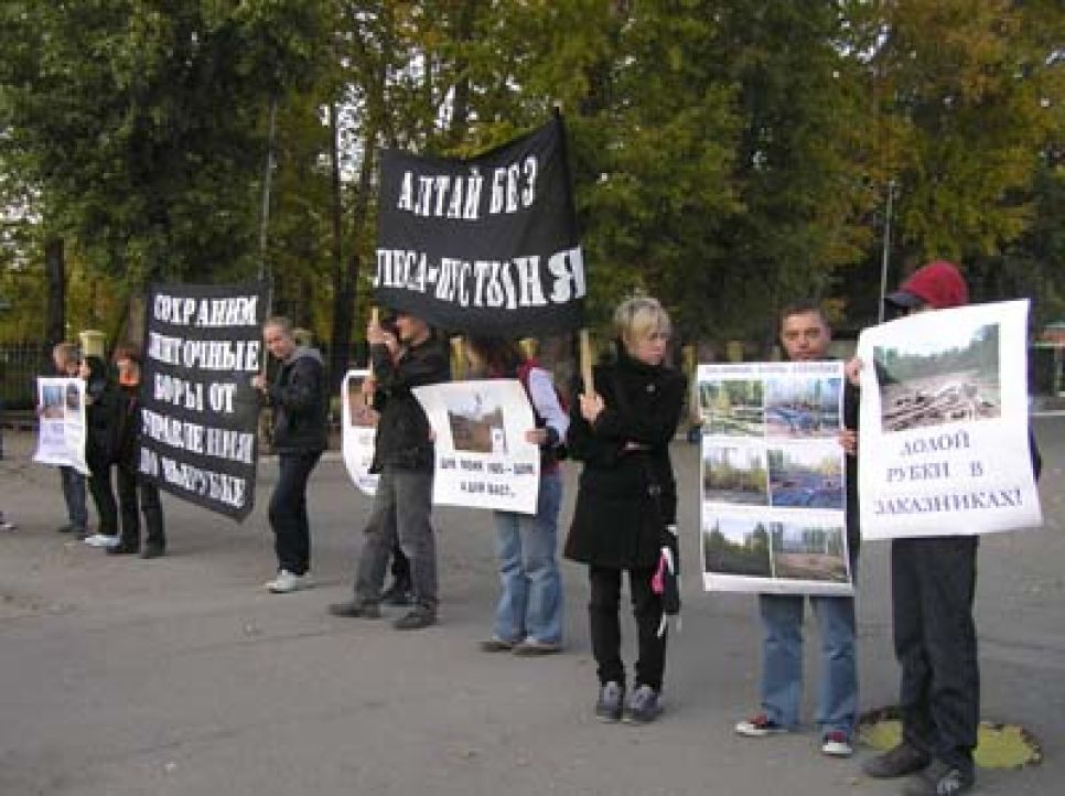 "Геблеровское экологическое общество" требует от губернатора
Александра Карлина разобраться с проблемой вырубки лесов в
Алтайском крае. Фоторепортаж.