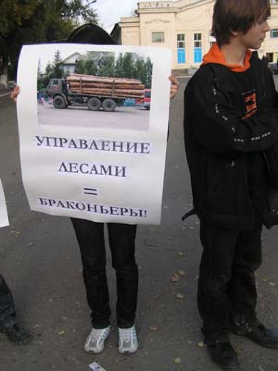 "Геблеровское экологическое общество" требует от губернатора
Александра Карлина разобраться с проблемой вырубки лесов в
Алтайском крае. Фоторепортаж.