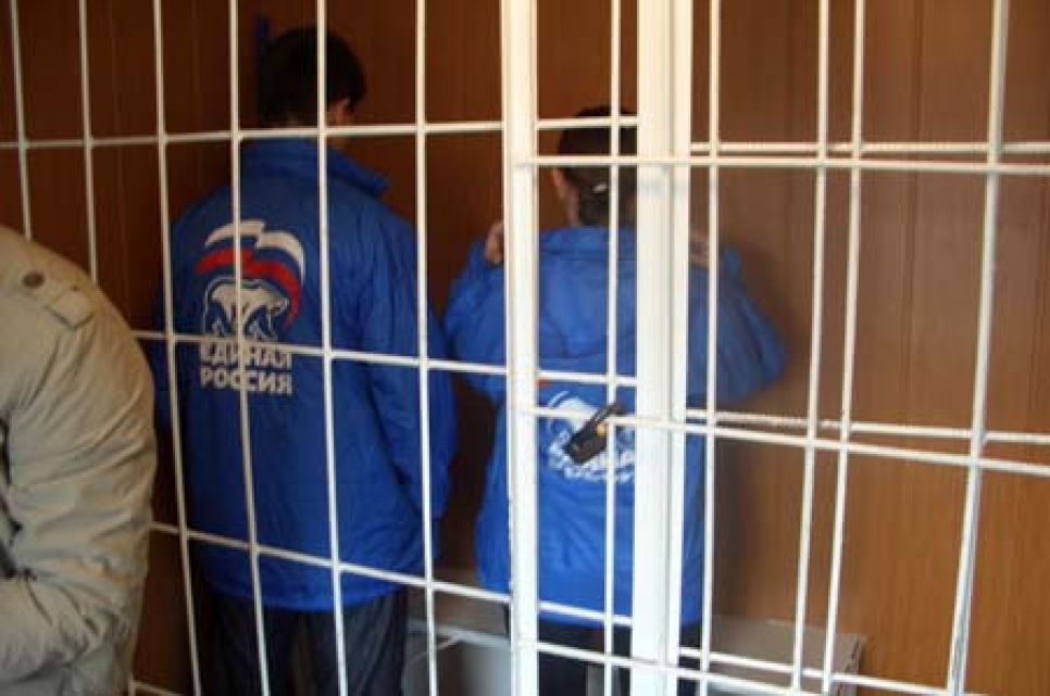 Задержания силовиками агитаторов "Единой
России" в Барнауле приобрели массовый характер.