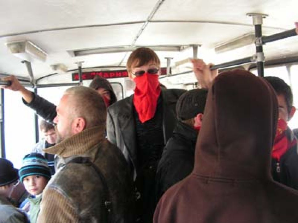 В троллейбусах Барнаула прошли акции против повышения цен на
проезд. Фоторепортаж.