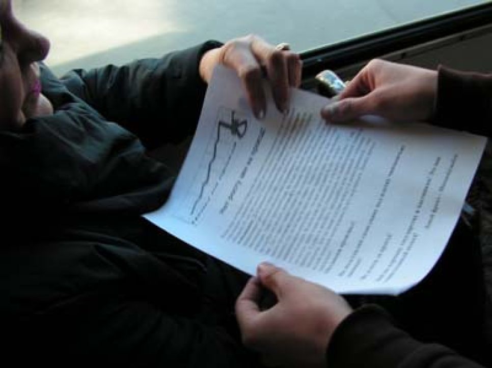 В троллейбусах Барнаула прошли акции против повышения цен на
проезд. Фоторепортаж.