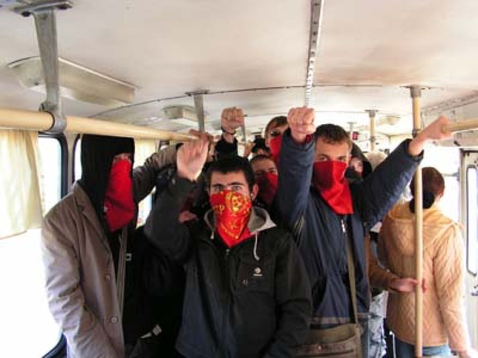 В троллейбусах Барнаула прошли акции против повышения цен на
проезд. Фоторепортаж.