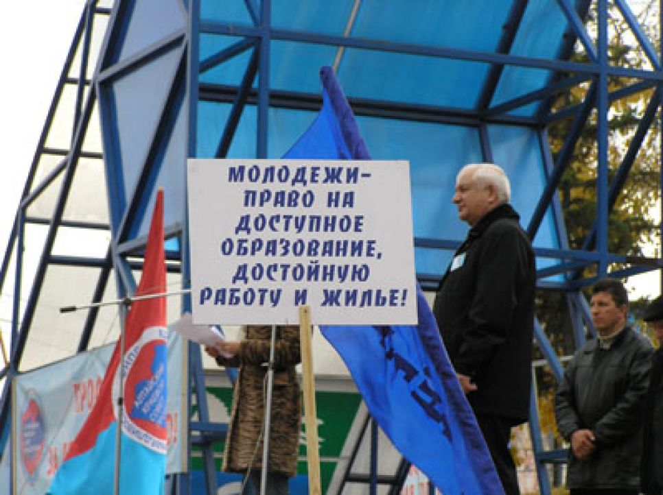 В Барнауле прошла очередная акция "за всё хорошее и против
всего плохого" - местные профсоюзы митинговали "за достойный
труд".