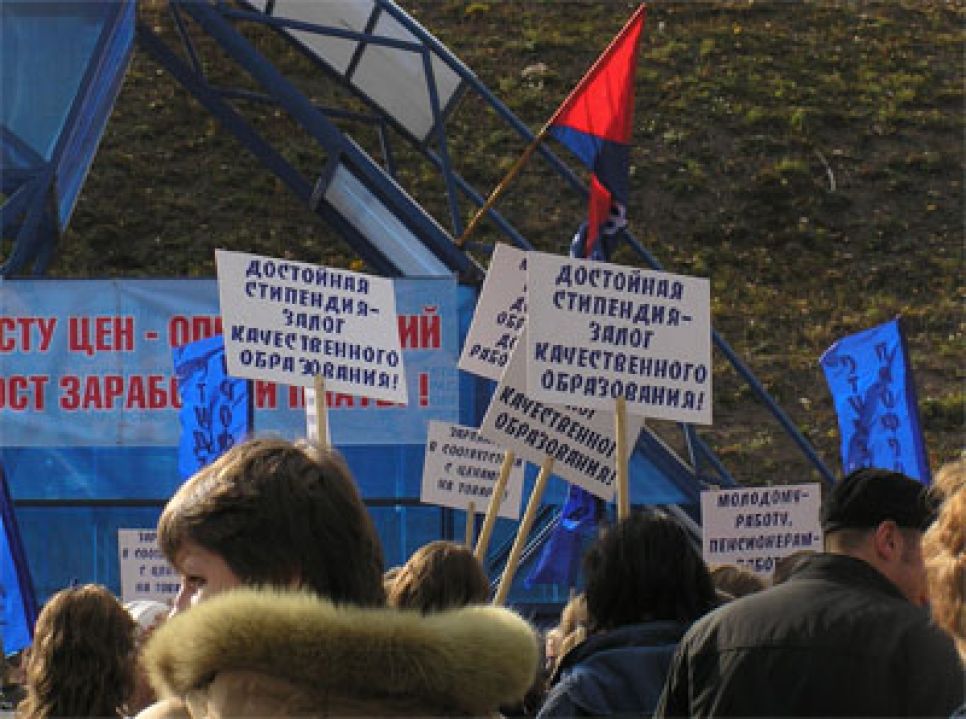 В Барнауле прошла очередная акция "за всё хорошее и против
всего плохого" - местные профсоюзы митинговали "за достойный
труд".