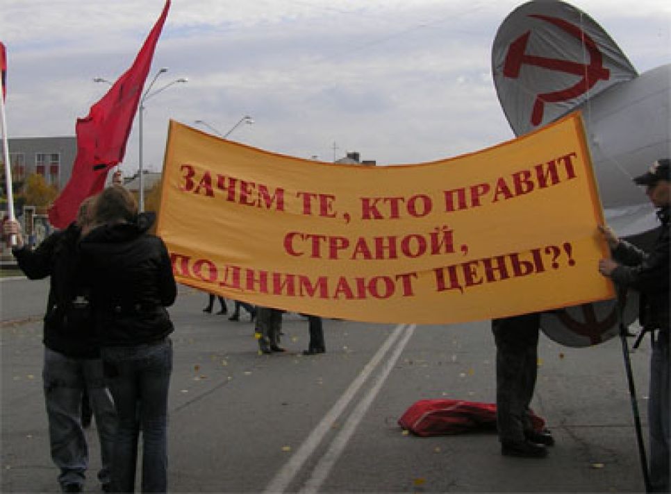 В Барнауле прошла очередная акция "за всё хорошее и против
всего плохого" - местные профсоюзы митинговали "за достойный
труд".