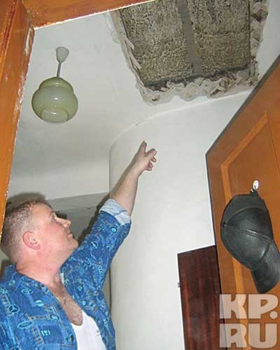 Во время ремонта кровли жилого дома на 72-летнюю жительницу
Барнаула обрушился потолок.