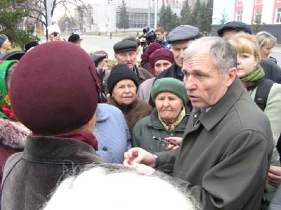 Уличные волнения пенсионеров в Барнауле
продолжаются второй день.