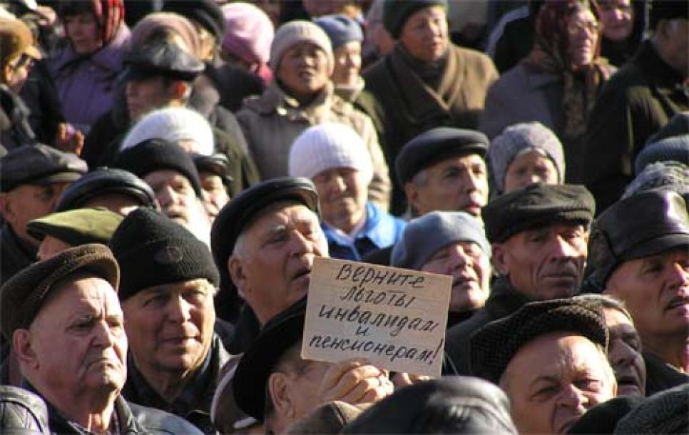 В Барнауле 30 октября пенсионеры вновь протестовали против
отмены льготного проездного и перекрывали главный проспект
города. Фоторепортаж.