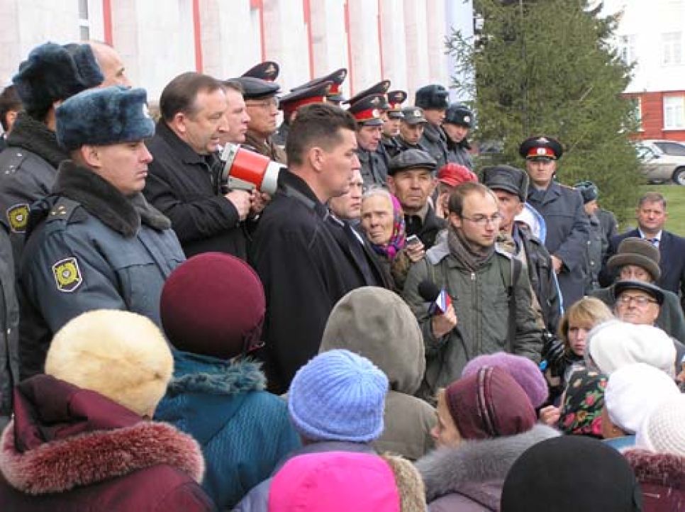 В Барнауле 30 октября пенсионеры вновь протестовали против
отмены льготного проездного и перекрывали главный проспект
города. Фоторепортаж.