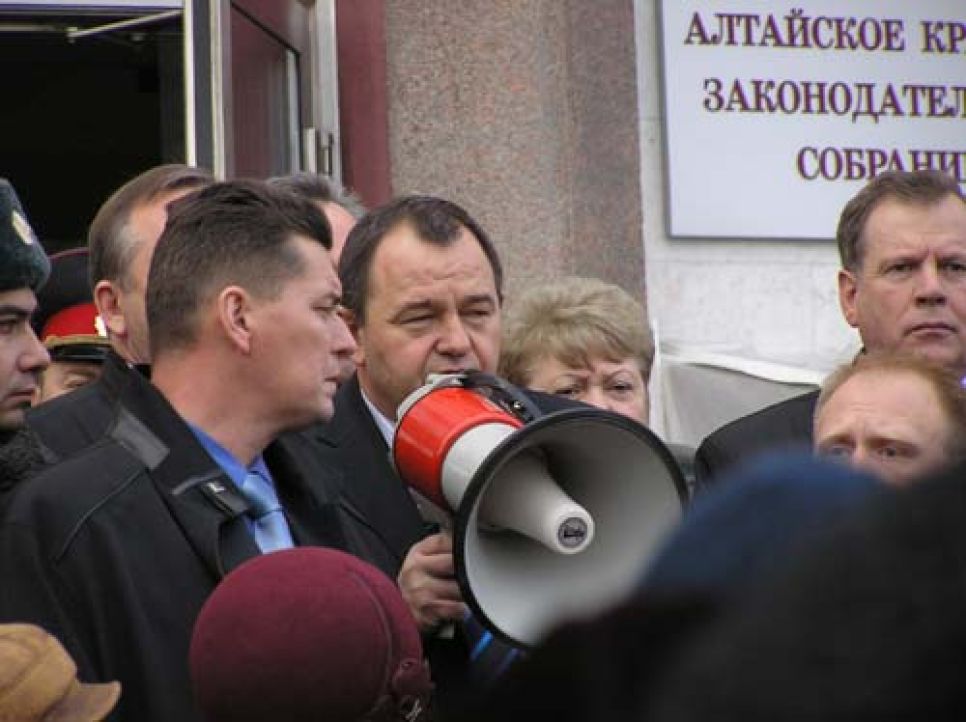 В Барнауле 30 октября пенсионеры вновь протестовали против
отмены льготного проездного и перекрывали главный проспект
города. Фоторепортаж.