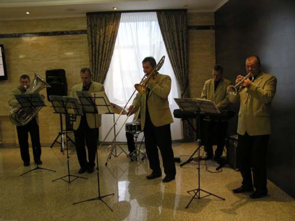 После "хай-тековского" евроремонта
столовой "Голубого дома" власти Алтайского края могут
расслабиться в "интим-зоне". Фоторепортаж.