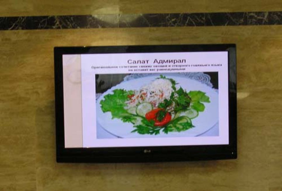 После "хай-тековского" евроремонта
столовой "Голубого дома" власти Алтайского края могут
расслабиться в "интим-зоне". Фоторепортаж.