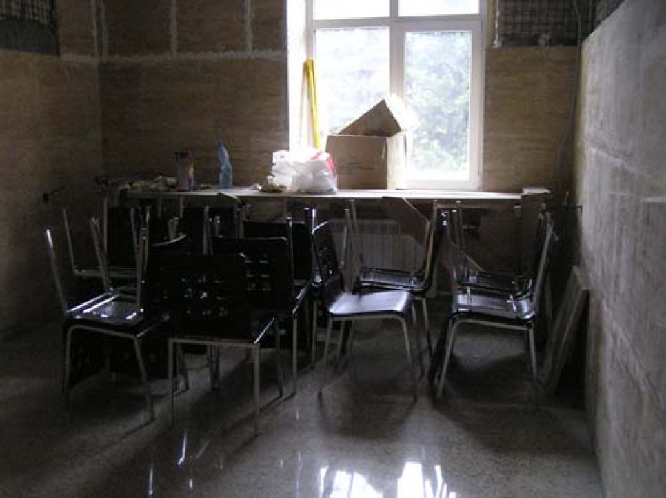 После "хай-тековского" евроремонта
столовой "Голубого дома" власти Алтайского края могут
расслабиться в "интим-зоне". Фоторепортаж.