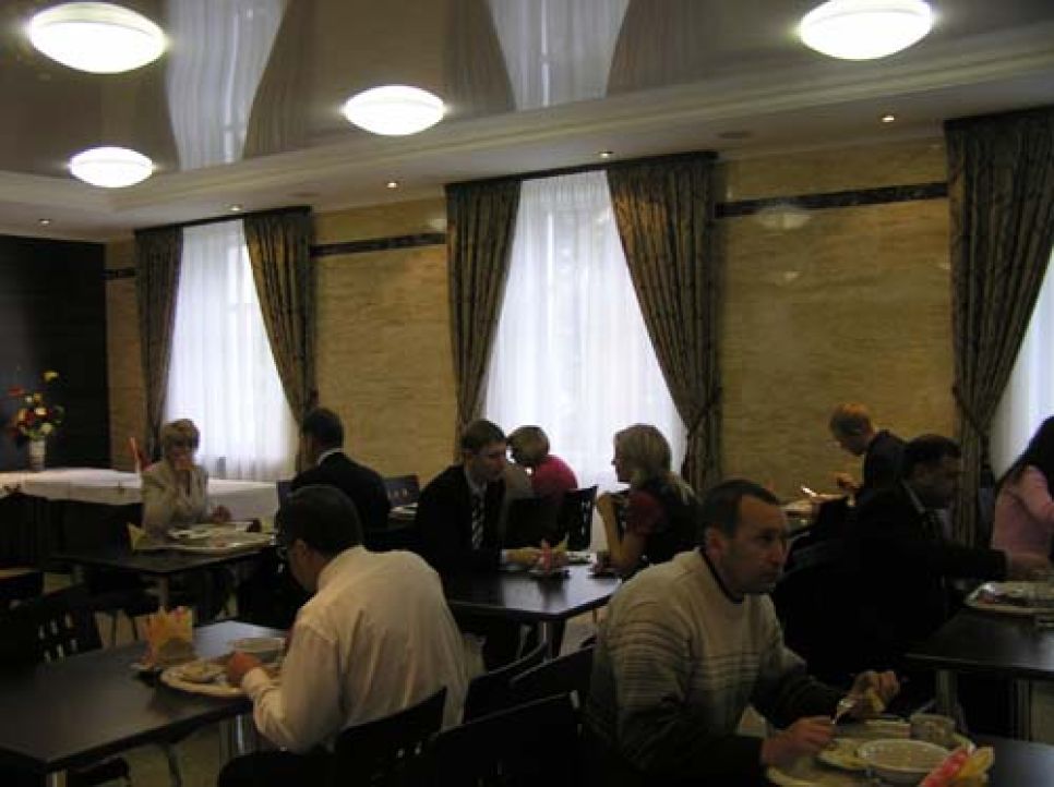 После "хай-тековского" евроремонта
столовой "Голубого дома" власти Алтайского края могут
расслабиться в "интим-зоне". Фоторепортаж.