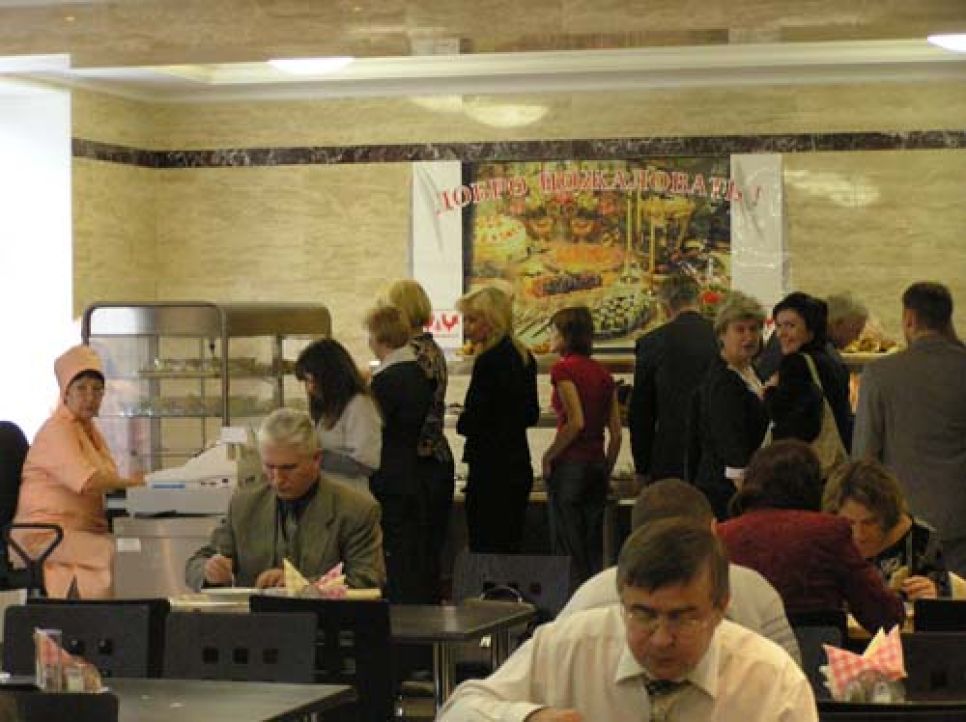 После "хай-тековского" евроремонта
столовой "Голубого дома" власти Алтайского края могут
расслабиться в "интим-зоне". Фоторепортаж.