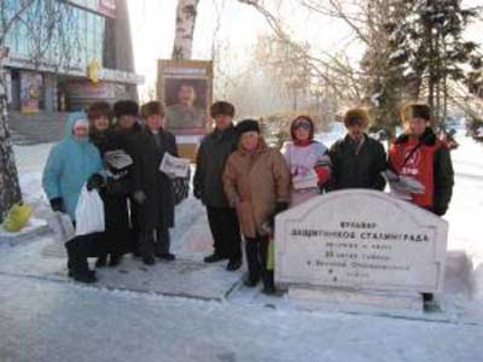 К очередному дню рождения Сталина барнаульские коммунисты
провели уличные пикеты.