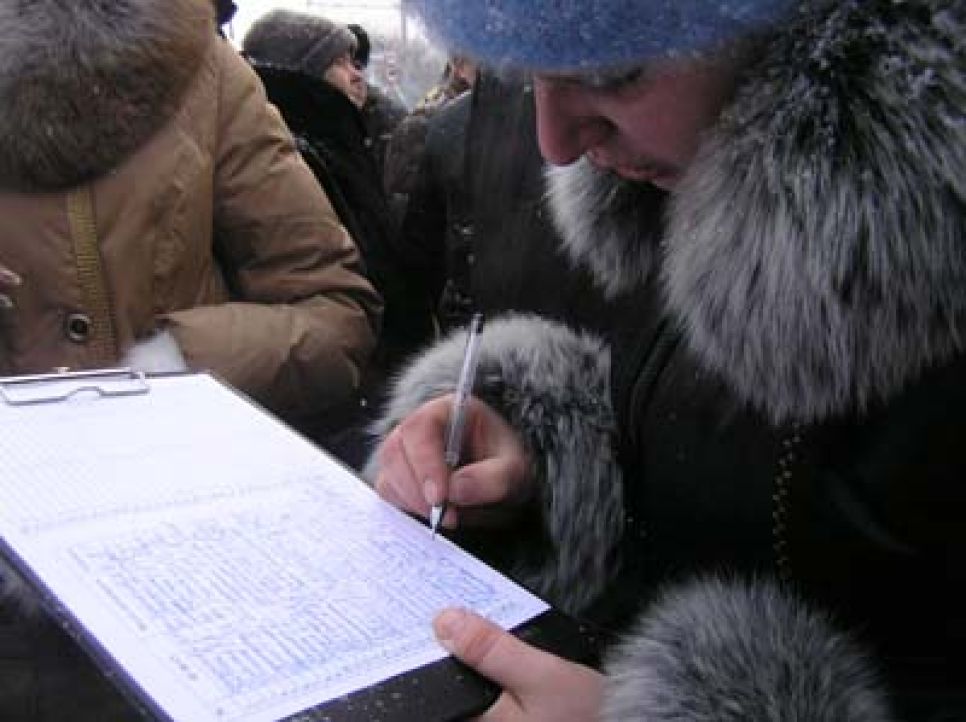 Обманутые дольщики "Барнаулинвестстроя": власти предлагают им
создать ЖСК и достроить брошенные недобросовестной фирмой дома.