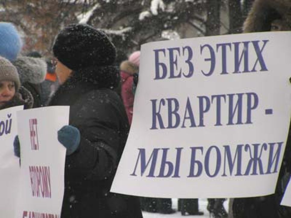 Обманутые дольщики "Барнаулинвестстроя": власти предлагают им
создать ЖСК и достроить брошенные недобросовестной фирмой дома.