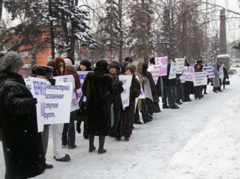 Обманутые дольщики "Барнаулинвестстроя": власти предлагают им
создать ЖСК и достроить брошенные недобросовестной фирмой дома.