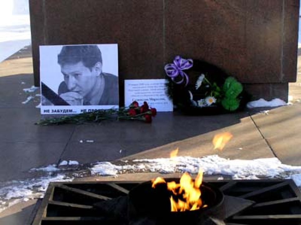 "У меня такая профессия, что меня завтра может не быть...": в
Барнауле почтили память убитых адвоката Станислава Маркелова и
журналистки Анастасии Бабуровой.