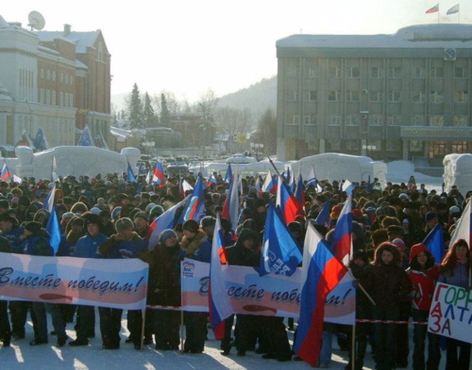 Митинги и пикет в Горно-Алтайске: поддержать антикризисные
меры российского руководства вышли более 4 тысяч жителей,
протестовать против них - около 150 человек.