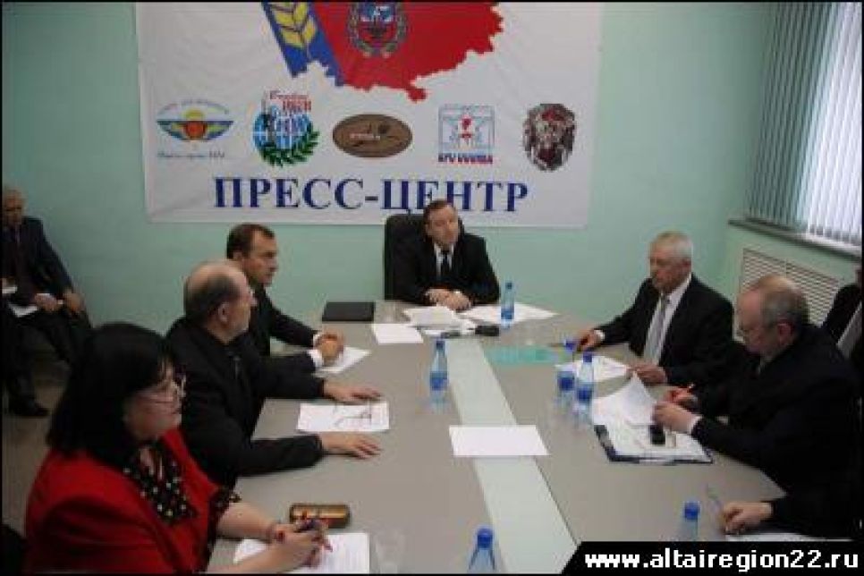 Губернатор Алтайского края встретился с активом Общественной
палаты: в официальном отчете проблема тарифов уведена на задний
план.