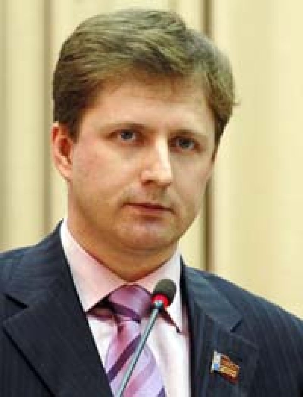 Депутат Заксобрания Алтайского края Дмитрий Макаров обращается
ко "всем тем, для кого открытые и часто весьма нелицеприятные
выступления на интернет-форумах стали образом жизни".