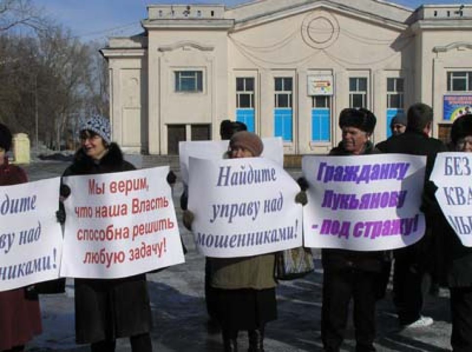 "Найдите управу над мошенниками": обманутые дольщики
"Барнаулинвестстроя" снова попытались публично просить у местных
властей помощи.