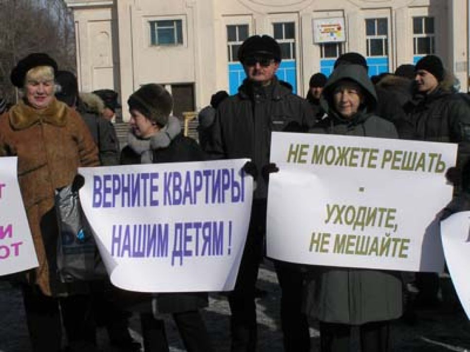 "Найдите управу над мошенниками": обманутые дольщики
"Барнаулинвестстроя" снова попытались публично просить у местных
властей помощи.