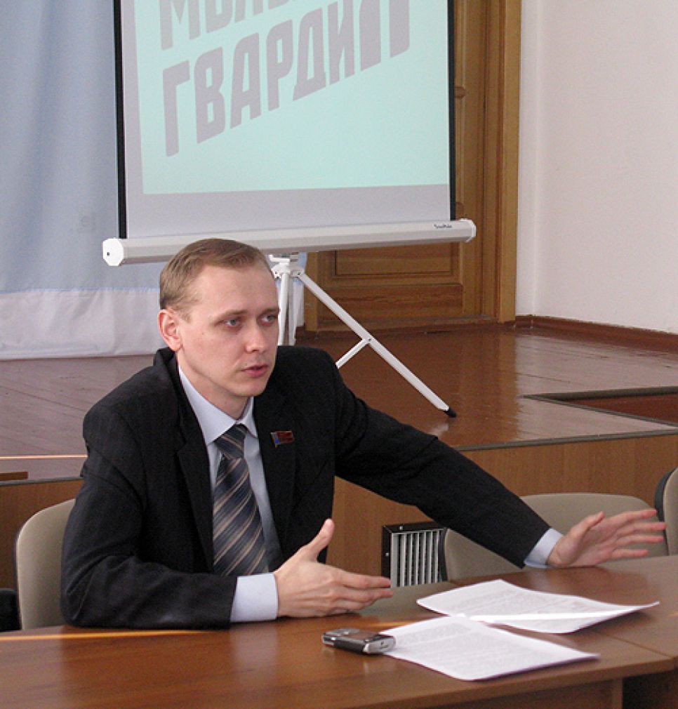 Иван Мордовин заманил молодежь с родины алтайского губернатора в
"Молодую гвардию".