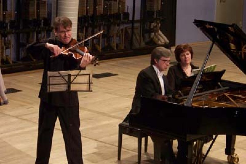 Худрук "Filarmonica"-квартета Валерий Карчагин, виолончелист
Марк Дробинский и пианист Иван Урвалов приняли участие в
"Классик-сейшн" в Барнауле.