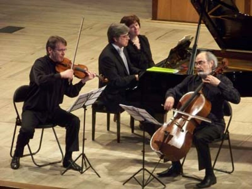 Худрук "Filarmonica"-квартета Валерий Карчагин, виолончелист
Марк Дробинский и пианист Иван Урвалов приняли участие в
"Классик-сейшн" в Барнауле.