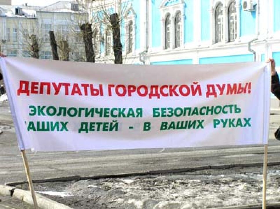 В Барнауле прошел пикет жителей Индустриального района против
создания нового полигона бытовых отходов и нового городского
кладбища на территории их района.