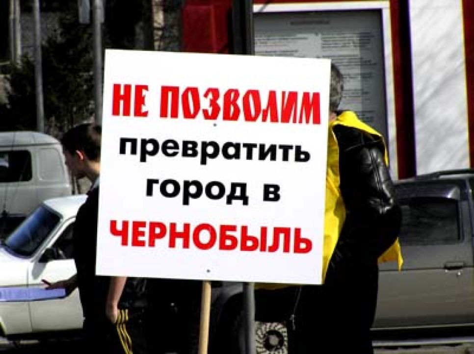 В Барнауле прошел пикет жителей Индустриального района против
создания нового полигона бытовых отходов и нового городского
кладбища на территории их района.