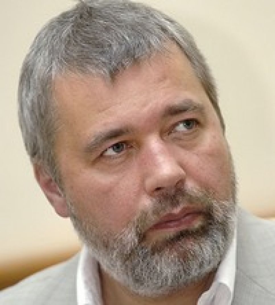 Редактор "Новой газеты" Дмитрий Муратов: Стоит опасаться новых
интеллектуальных организованных преступных сообществ -
харизматичные бандитские лидеры 90-х выходят на свободу и
встречаются с привыкшими к гламуру, но оказавшимися на обочине
жизни студентами.