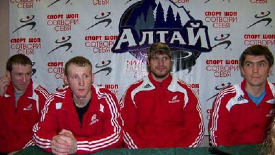 "Помним - значит ЖИВ": в Барнауле прошел вечер памяти
хоккеиста Алексея Черепанова.