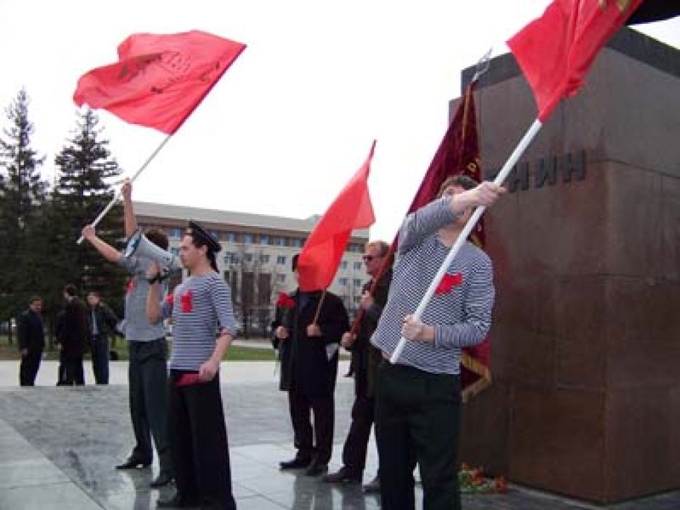 "Ленин - имя России!": барнаульские коммунисты отметили день
рожденья вождя. Фоторепортаж.