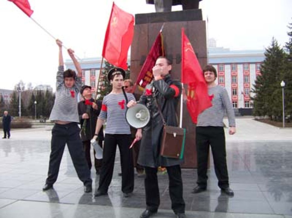 "Ленин - имя России!": барнаульские коммунисты отметили день
рожденья вождя. Фоторепортаж.